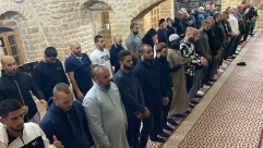 شعائر صلاتي العشاء والتراويح من مسجد البحر في يافا